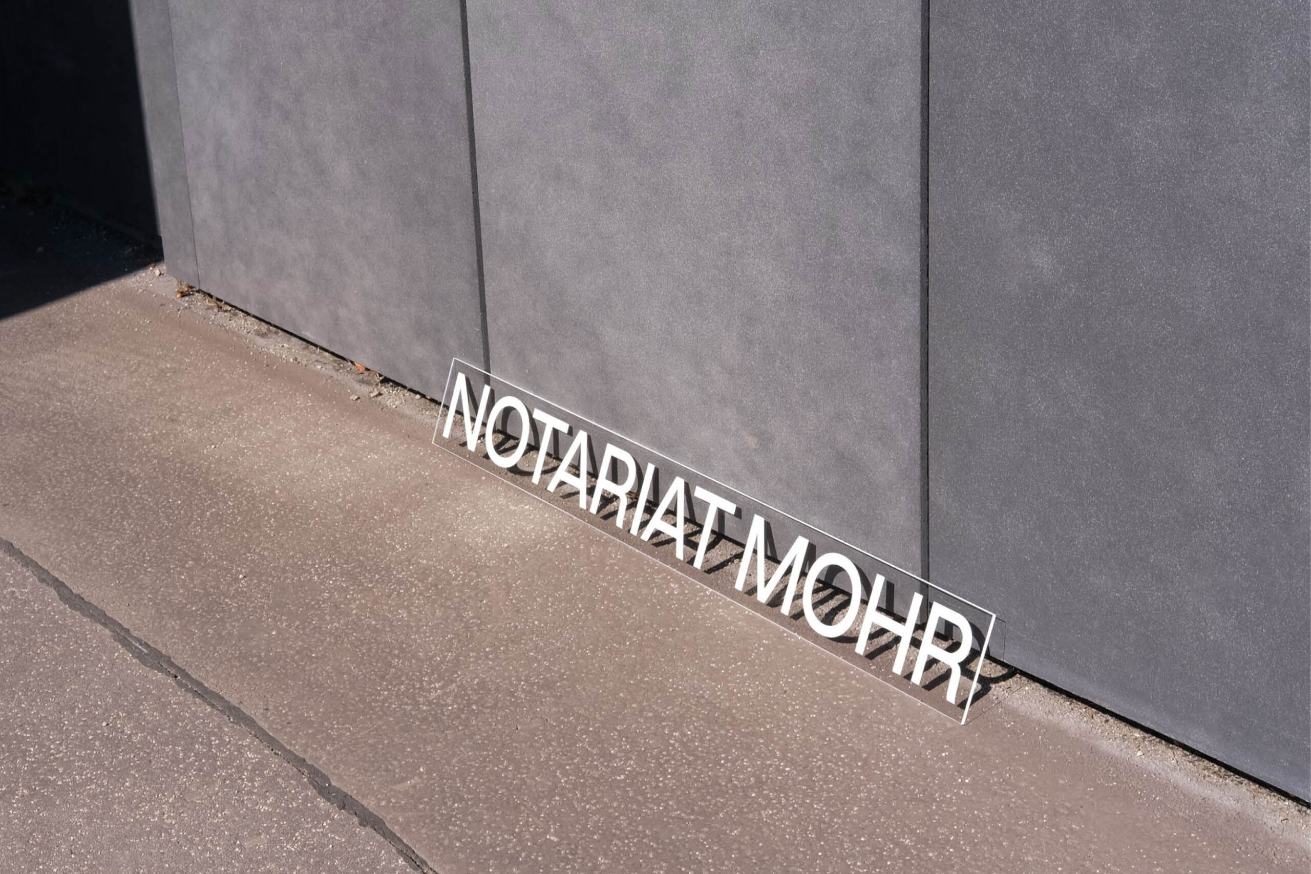 Schild mit dem Logo für das Notariat Mohr.